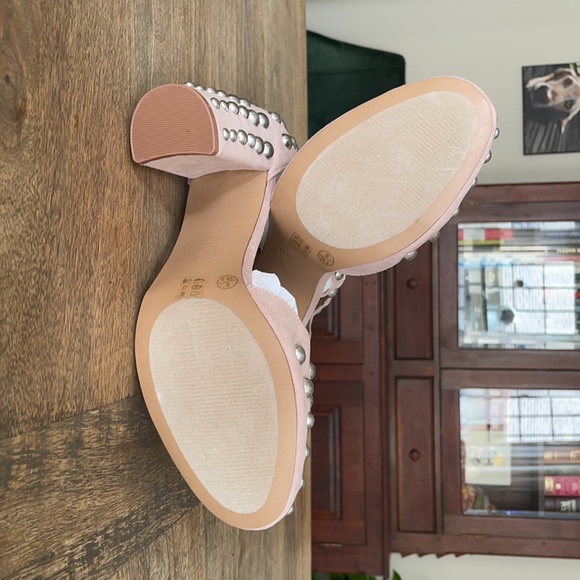 NWT Studded Chinese Laundry Pump - Picture 2 of 4